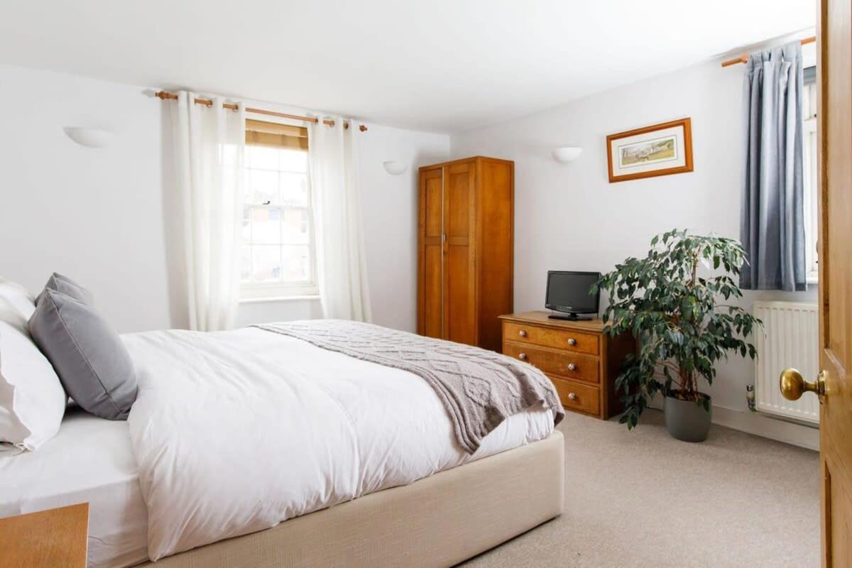 Charming three-bedroom central townhouse