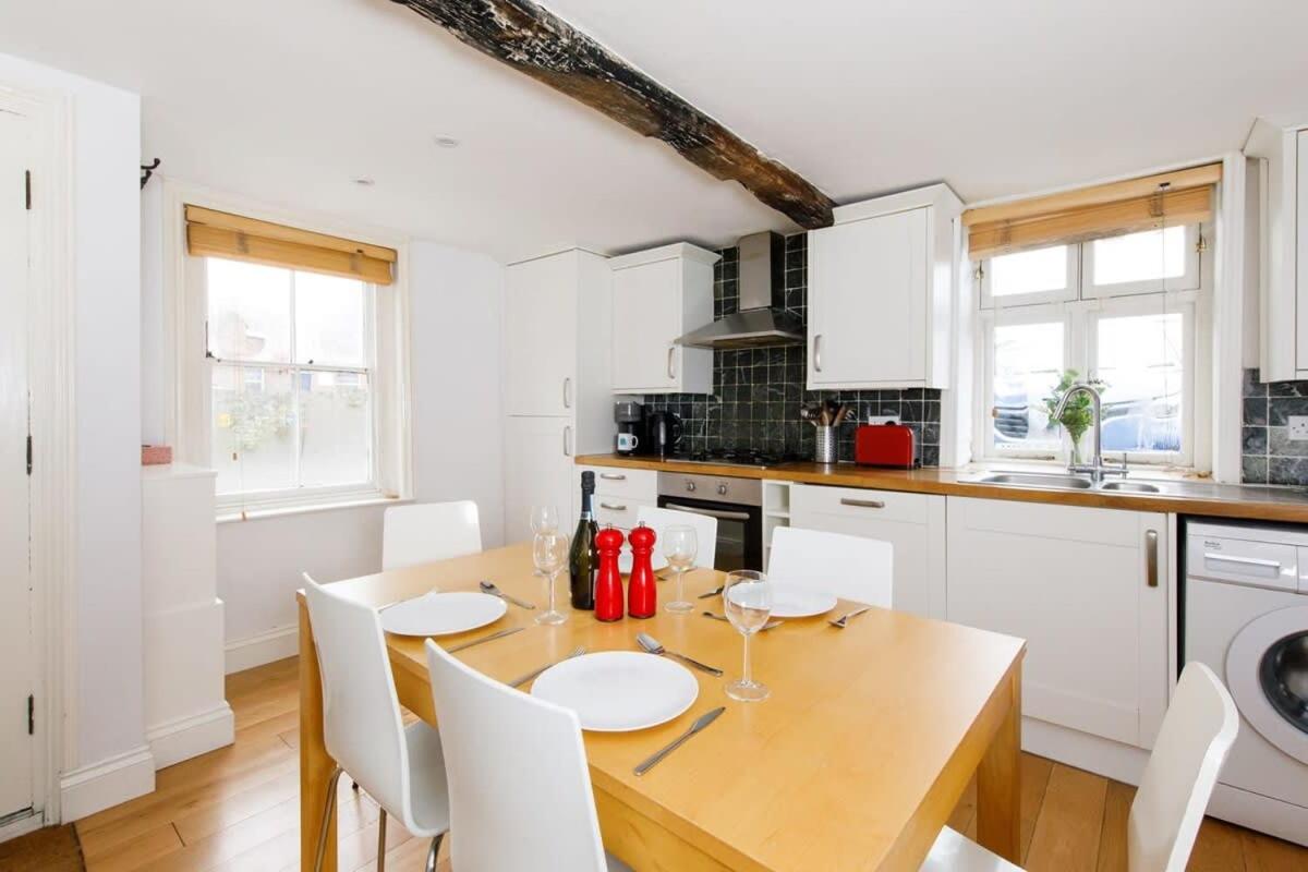 Charming three-bedroom central townhouse