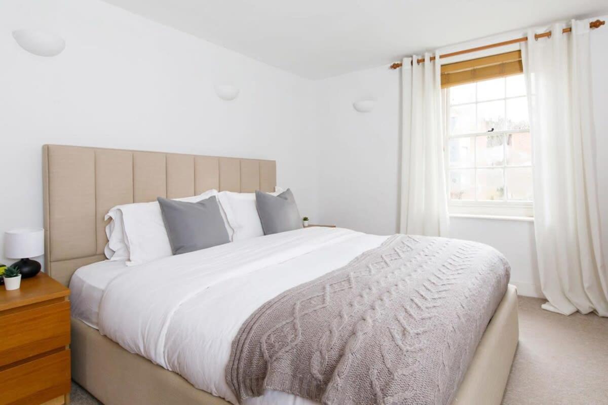 Charming three-bedroom central townhouse