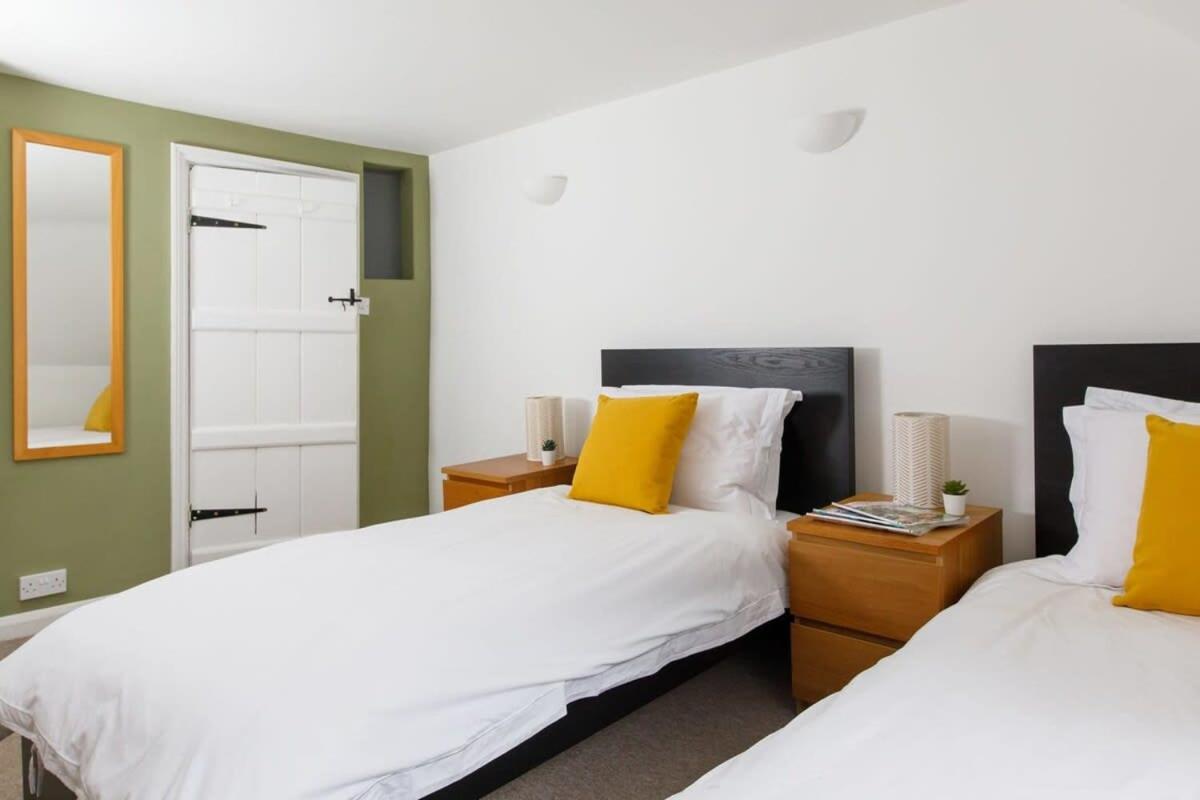 Charming three-bedroom central townhouse