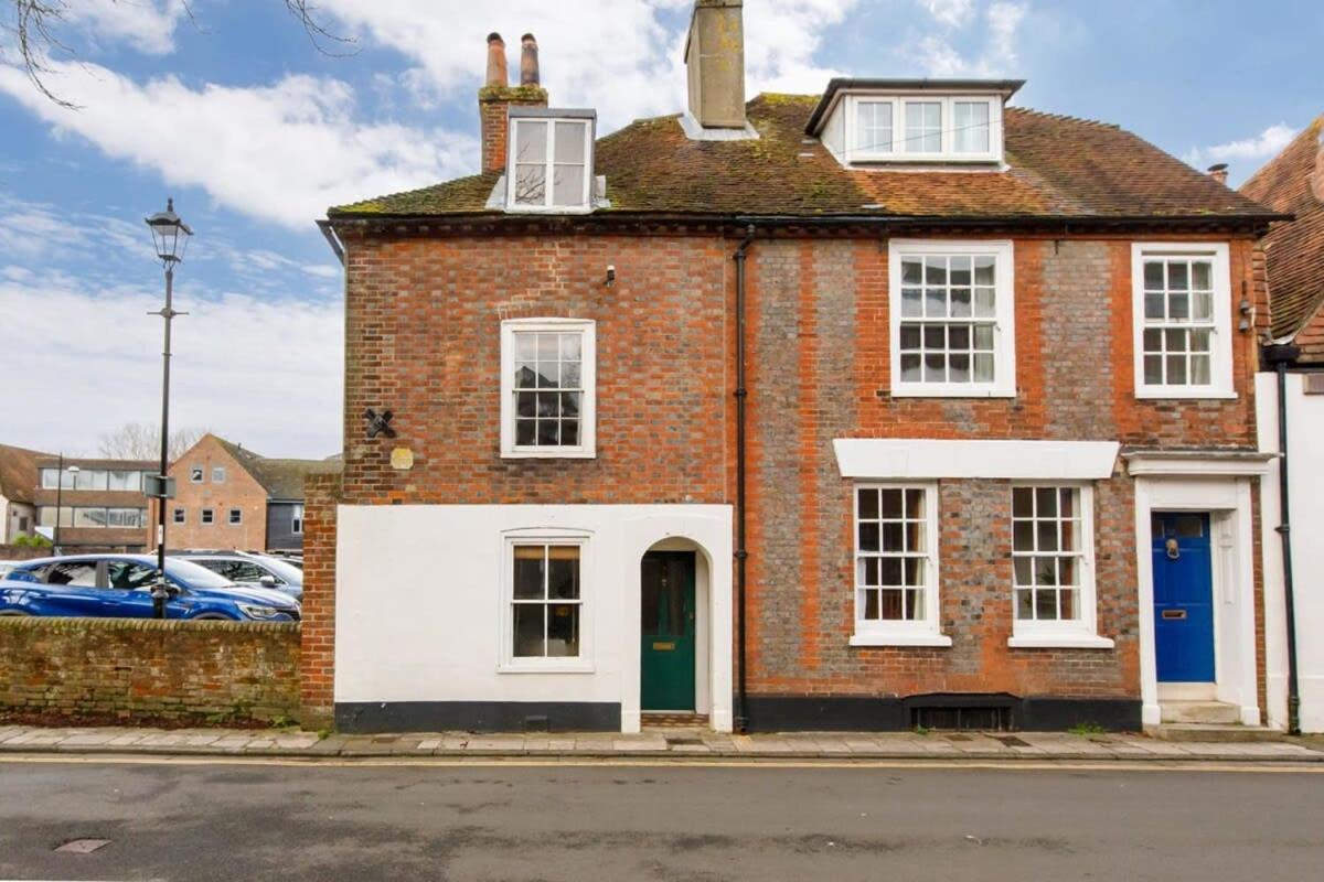 Charming three-bedroom central townhouse