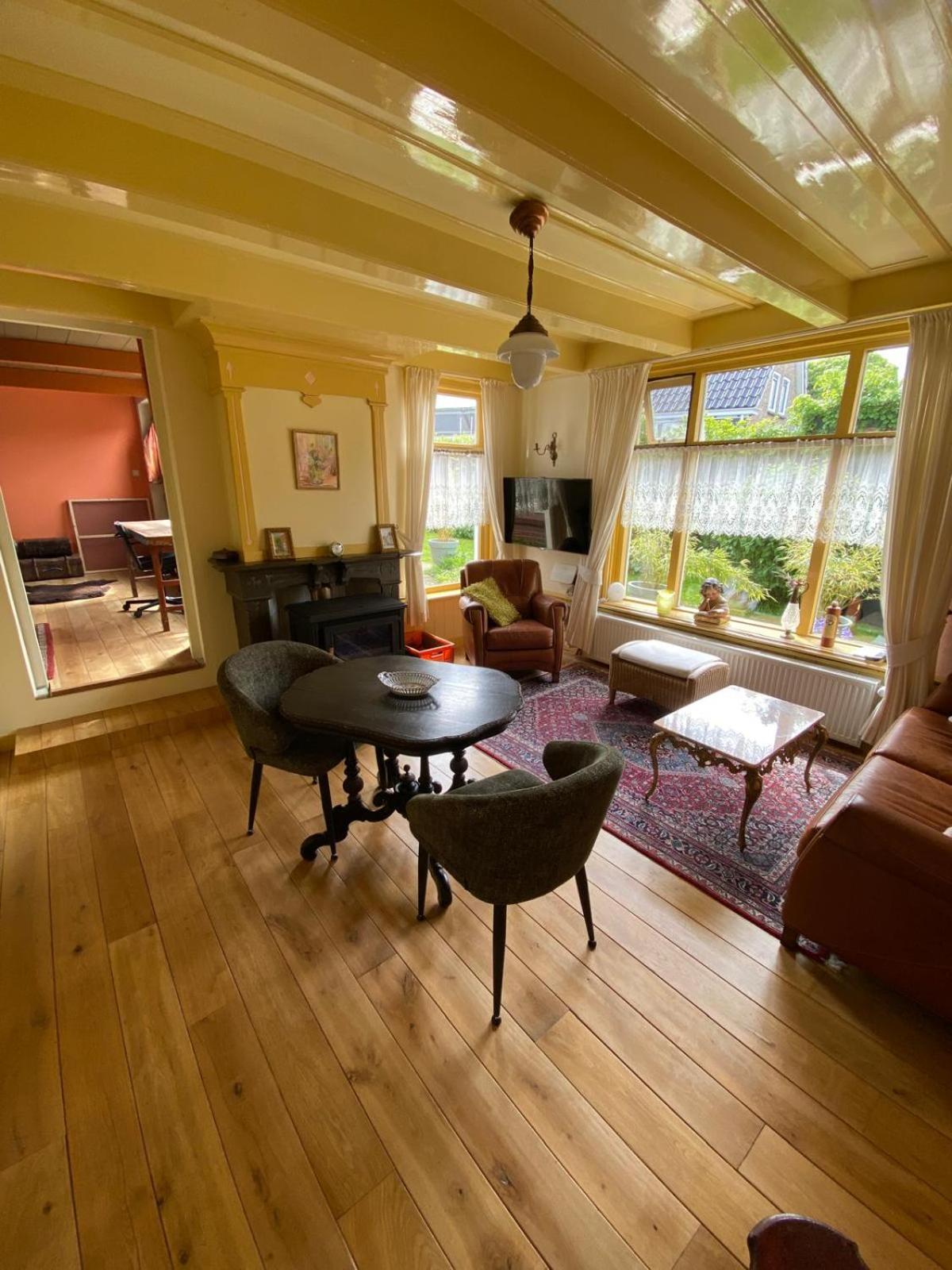 Huis in Marrum uit 1880 met grote tuin.