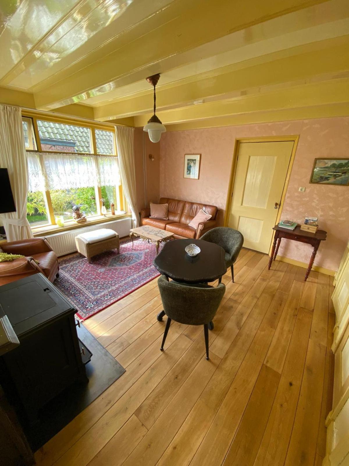 Huis in Marrum uit 1880 met grote tuin.