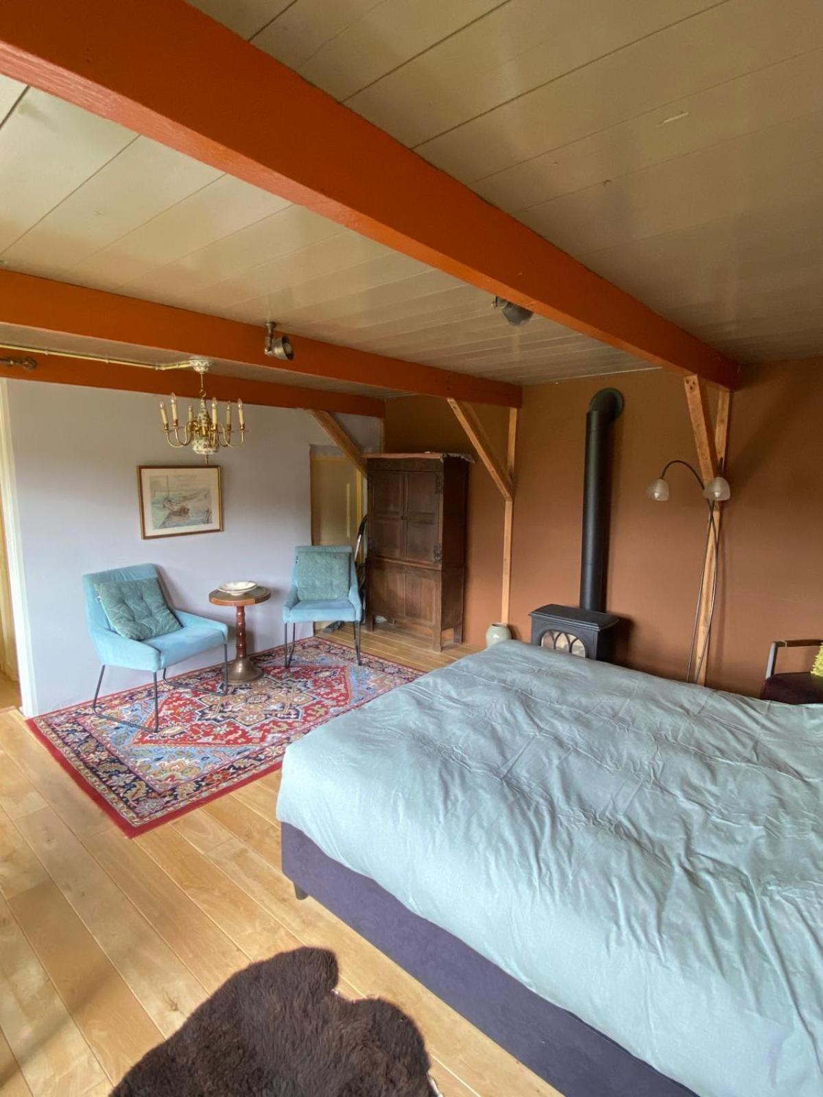 Huis in Marrum uit 1880 met grote tuin.