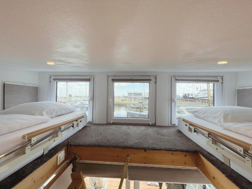 Tiny lake houses near the beach and centre by Weltevreden Experience