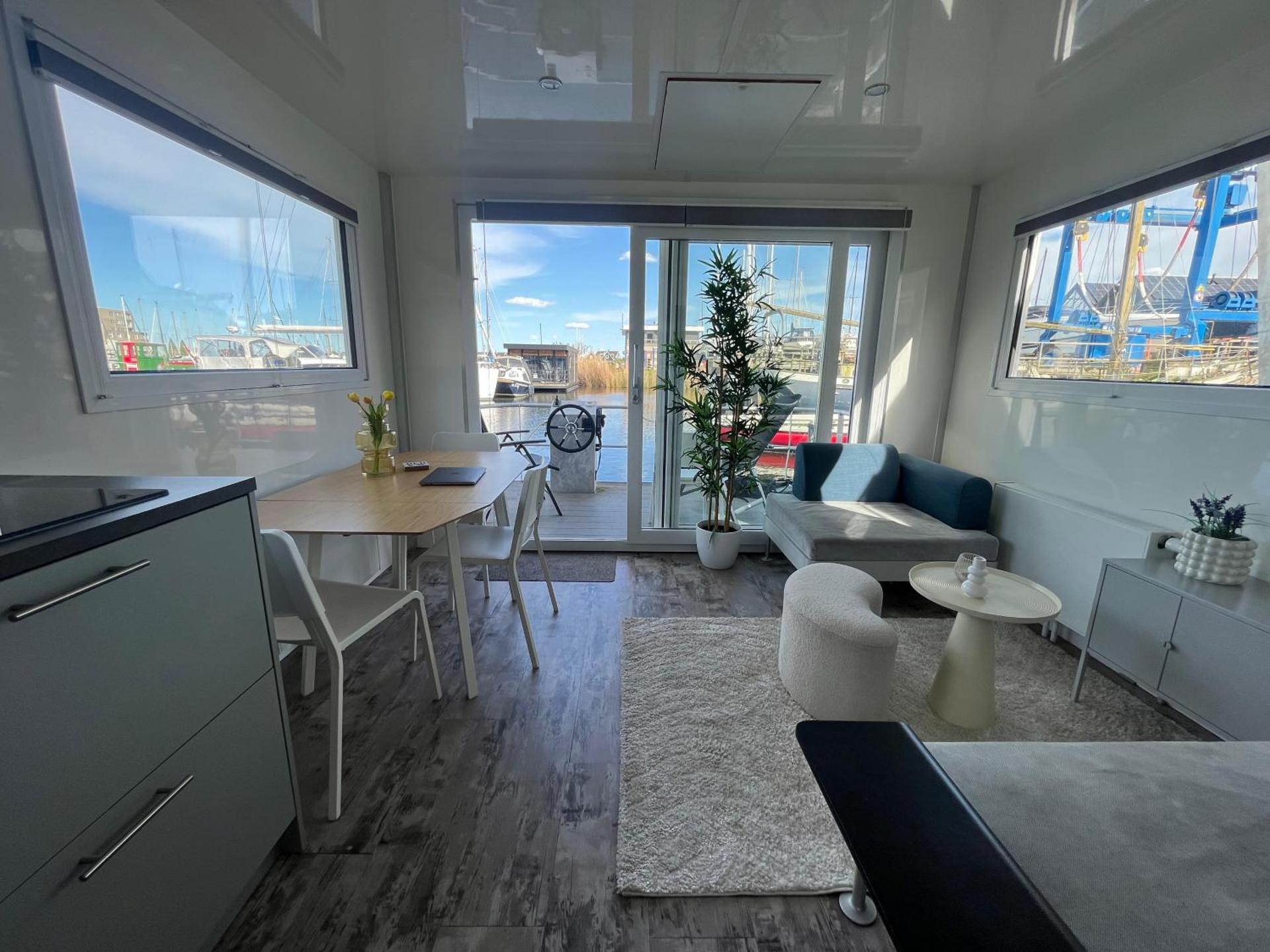 Tiny lake houses near the beach and centre by Weltevreden Experience