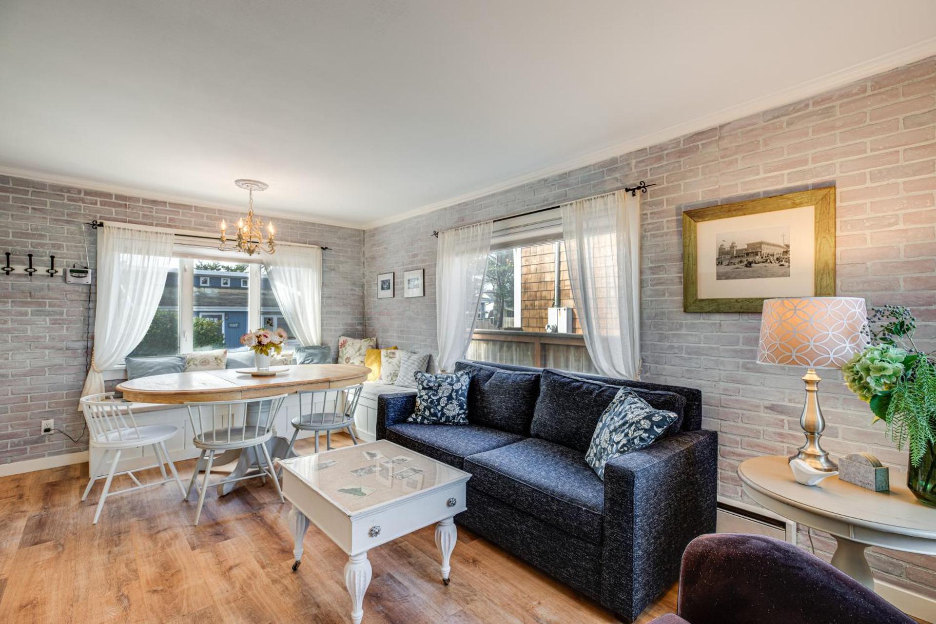 Quaint Sur La Mer Cottage with Deck, Fire Pit