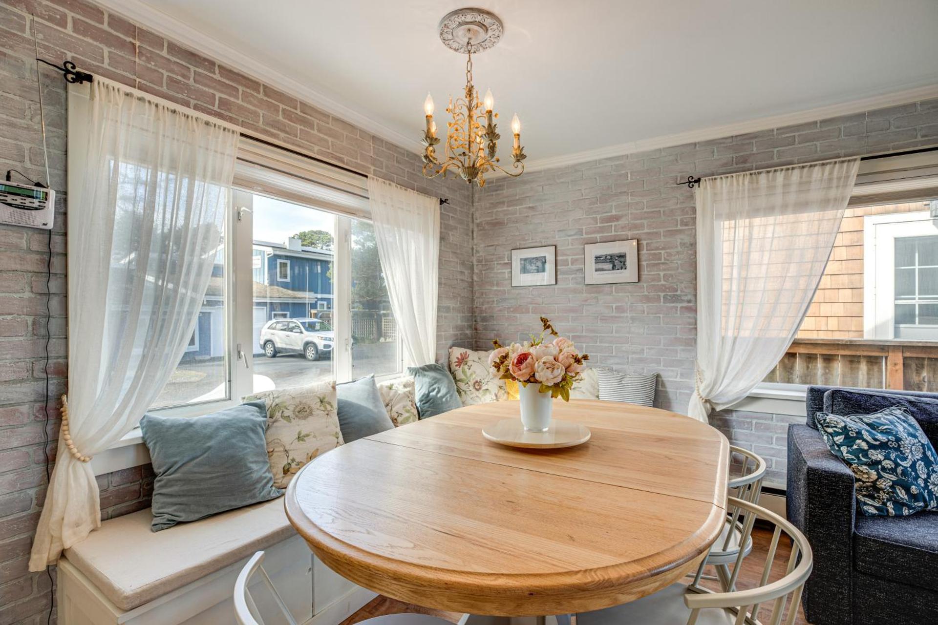 Quaint Sur La Mer Cottage with Deck, Fire Pit