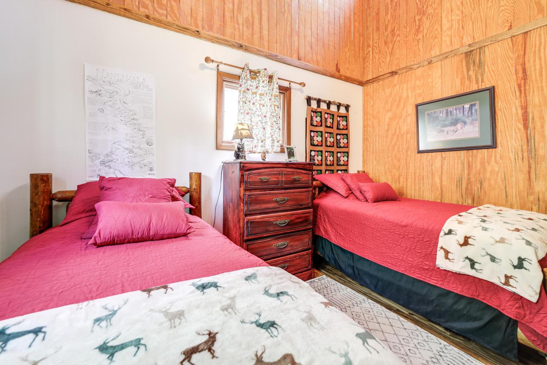 Unwind By Fire! Creekside Whittier Cabin with Deck