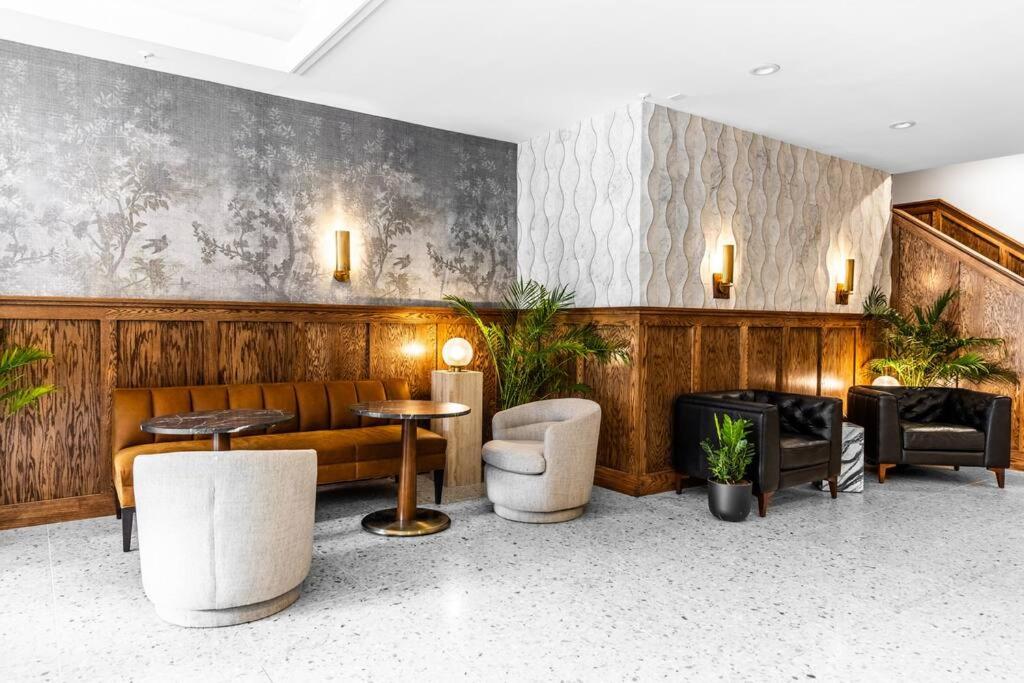 2 King Beds, Historic DTWN Hotel, Steps 2 Restaurants Room # 405