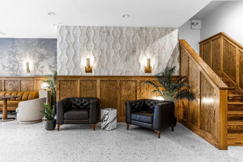 2 King Beds, Historic DTWN Hotel, Steps 2 Restaurants Room # 405