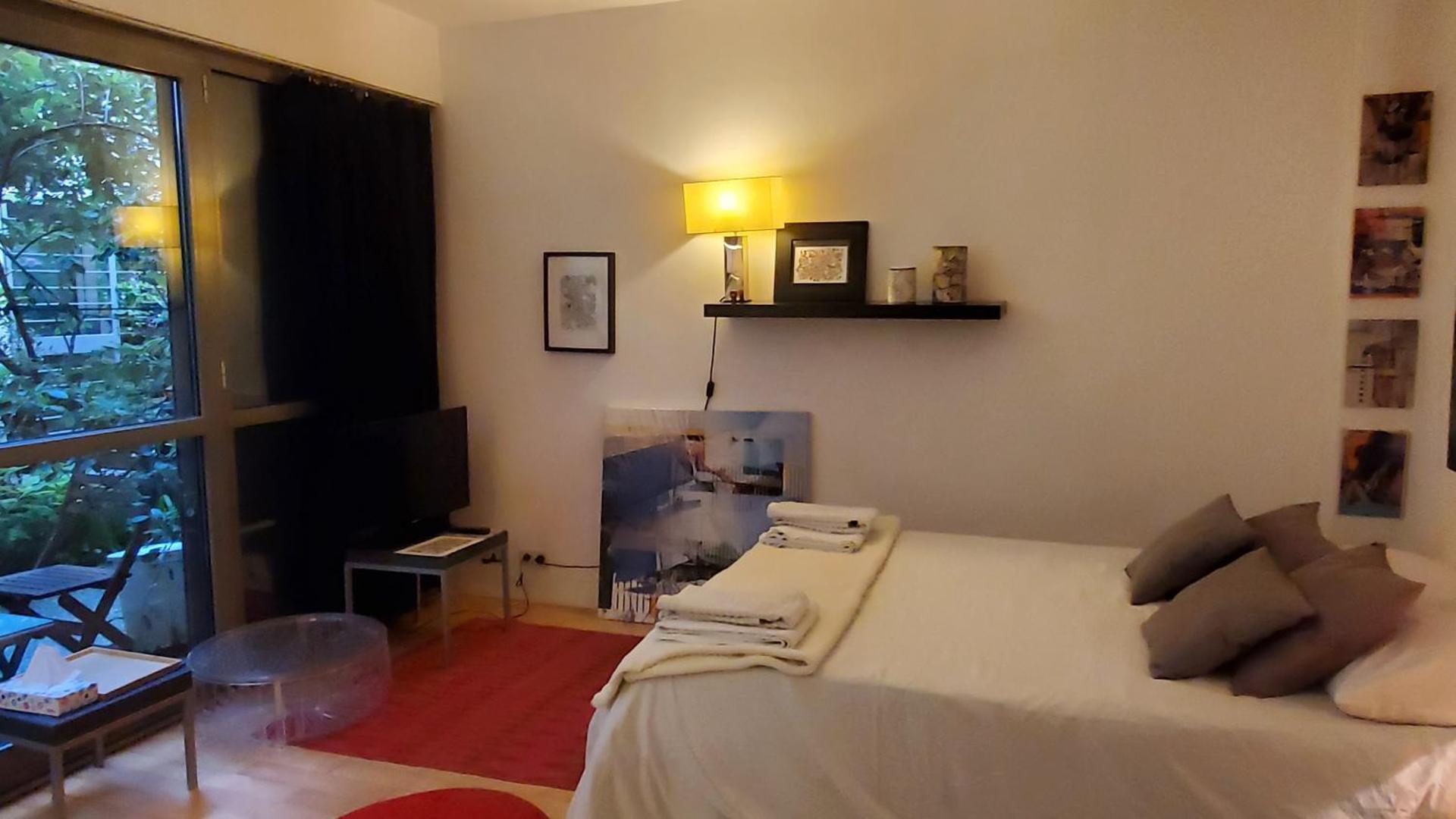 Une chambre à Paris 20eme avec un petit jardin