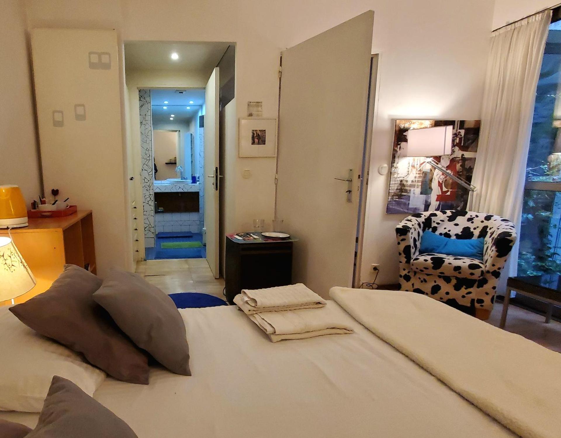 Une chambre à Paris 20eme avec un petit jardin