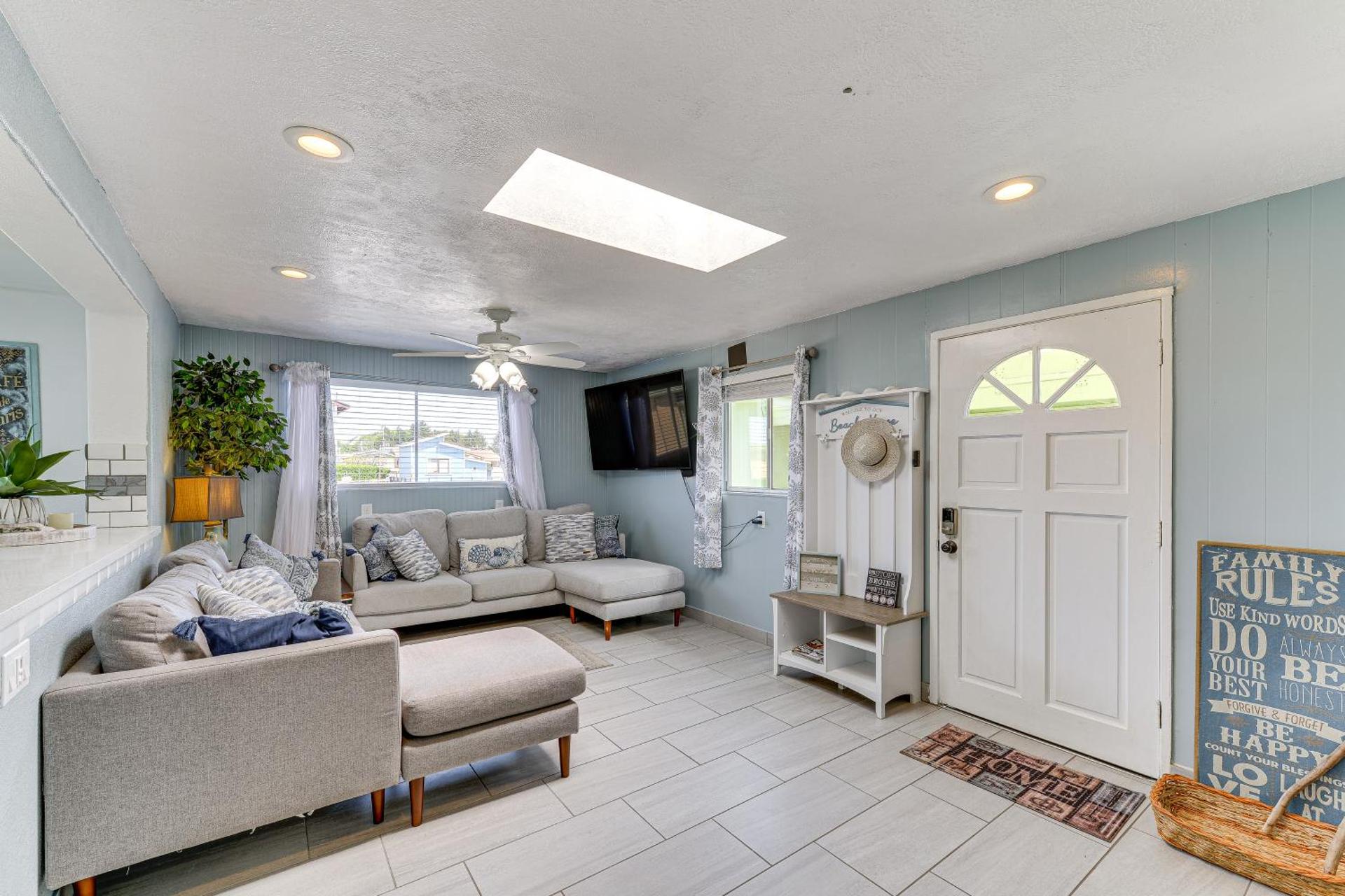 Peaceful Eureka Beach Cottage with 30-Foot Dock