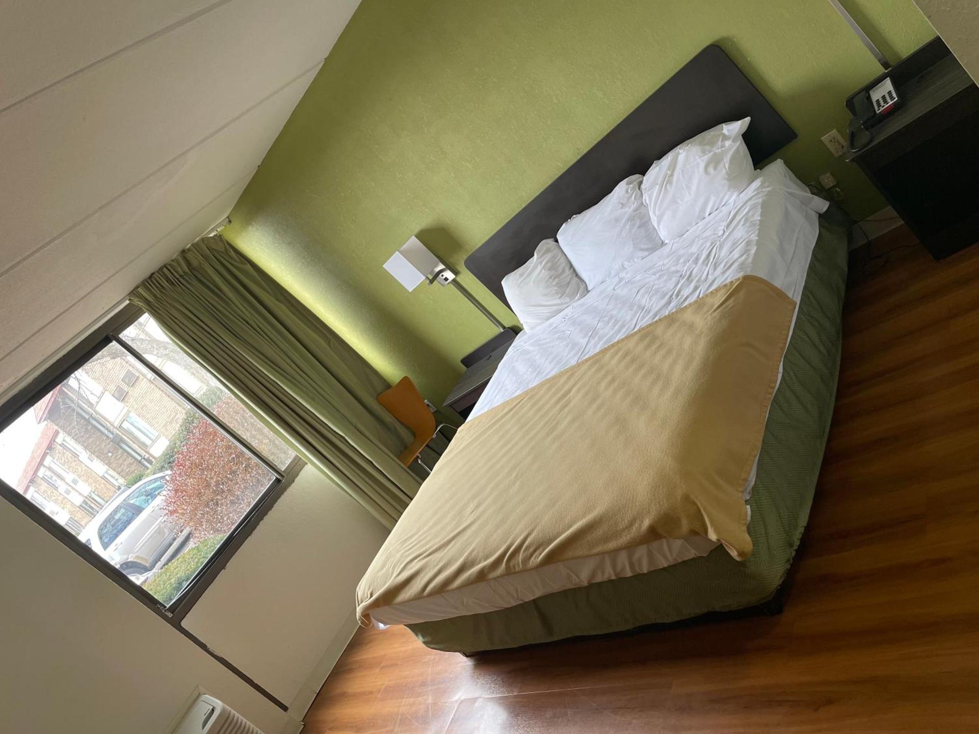 Travelodge by Wyndham Vernon CT