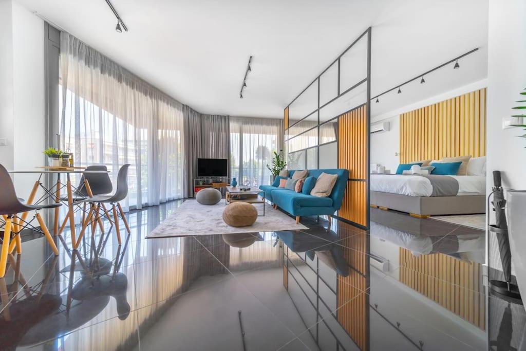 The HostMaster Urban Bliss