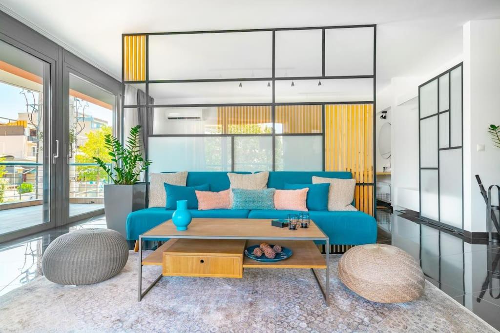 The HostMaster Urban Bliss