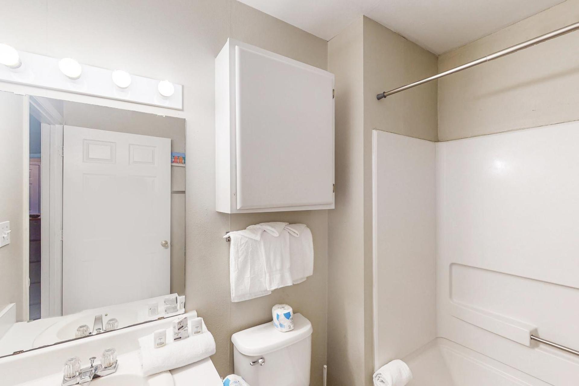 Colony Club M8 - Pelican Perch