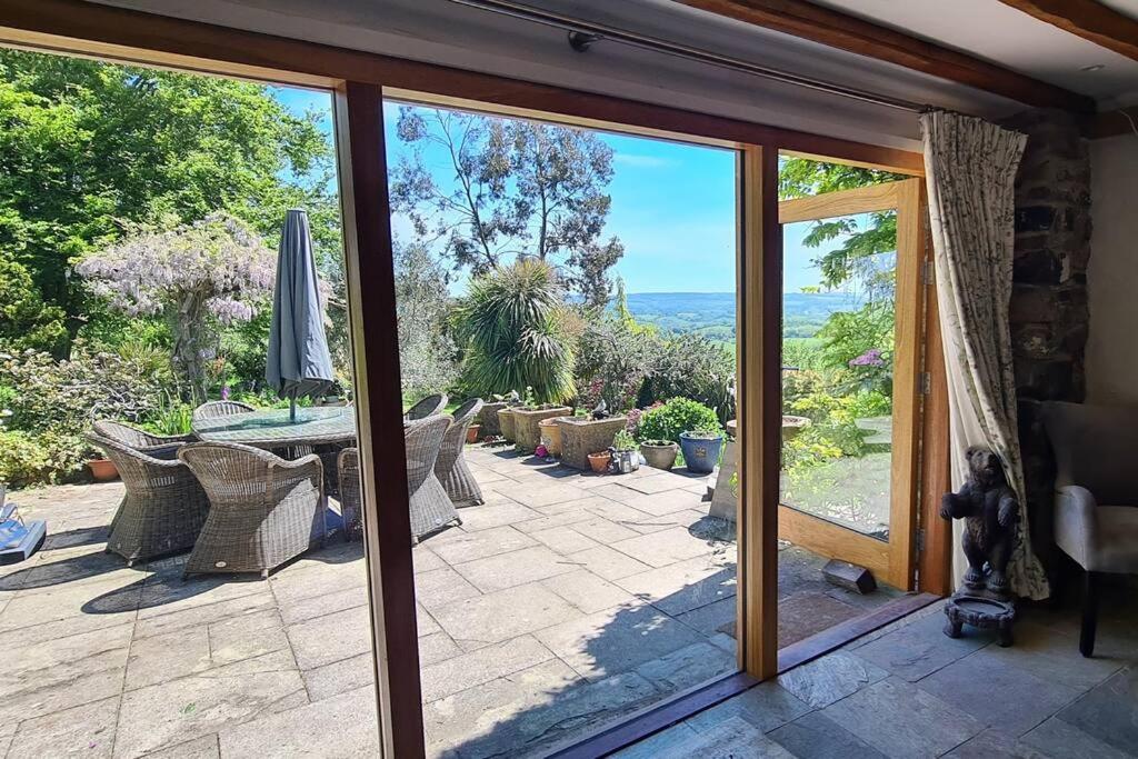 Stunning house, fenced garden, and outdoor dining!