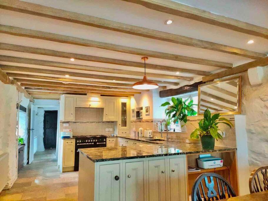 Stunning house, fenced garden, and outdoor dining!