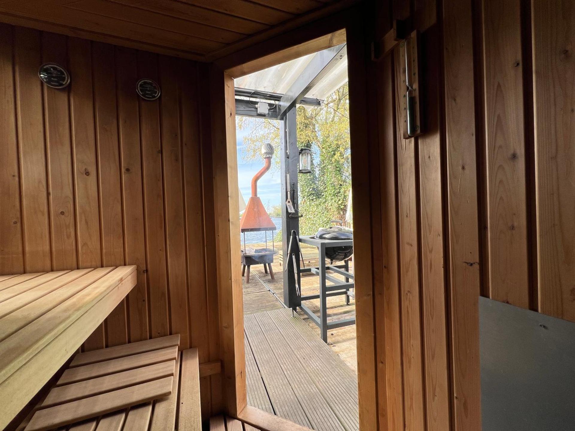 New- The Cabana- With Sauna and Hot Tub, on a lake near Amsterdam