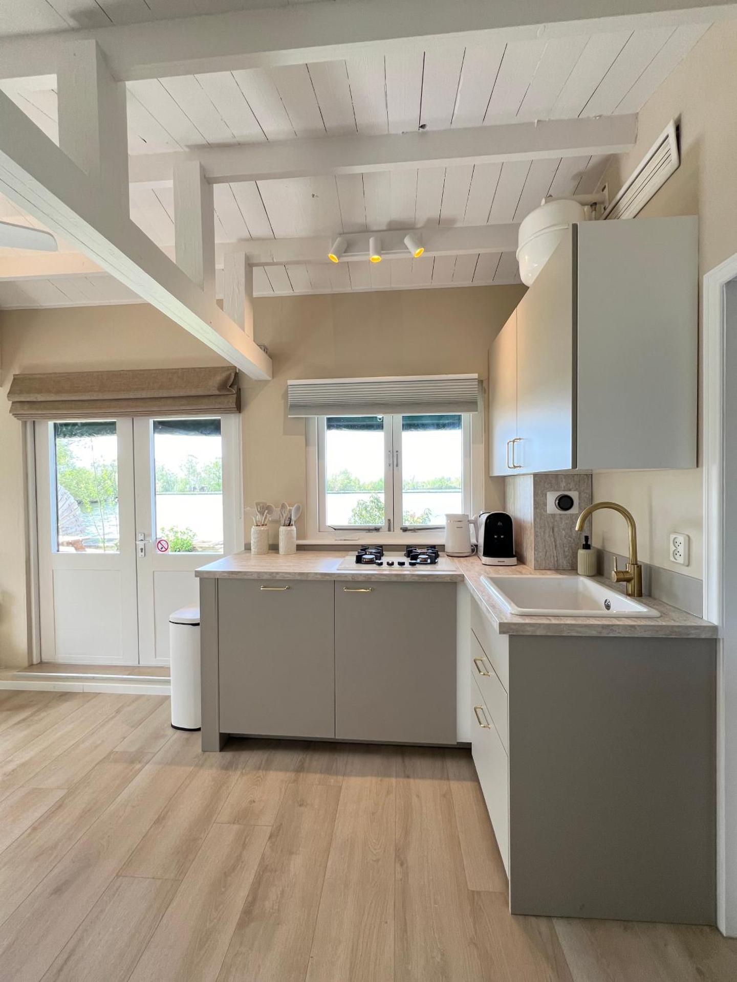 New- The Cabana- With Sauna and Hot Tub, on a lake near Amsterdam