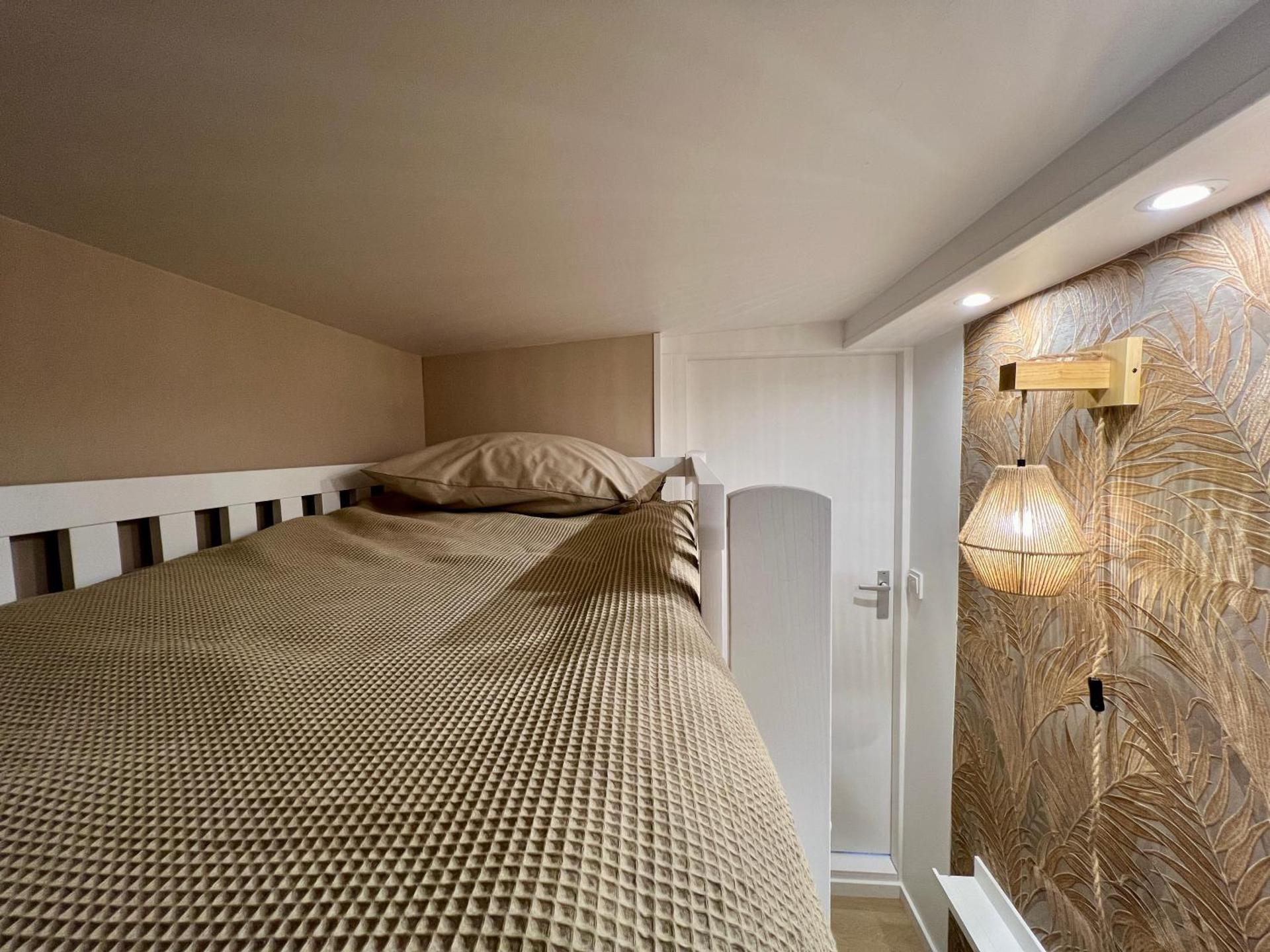 New- The Cabana- With Sauna and Hot Tub, on a lake near Amsterdam