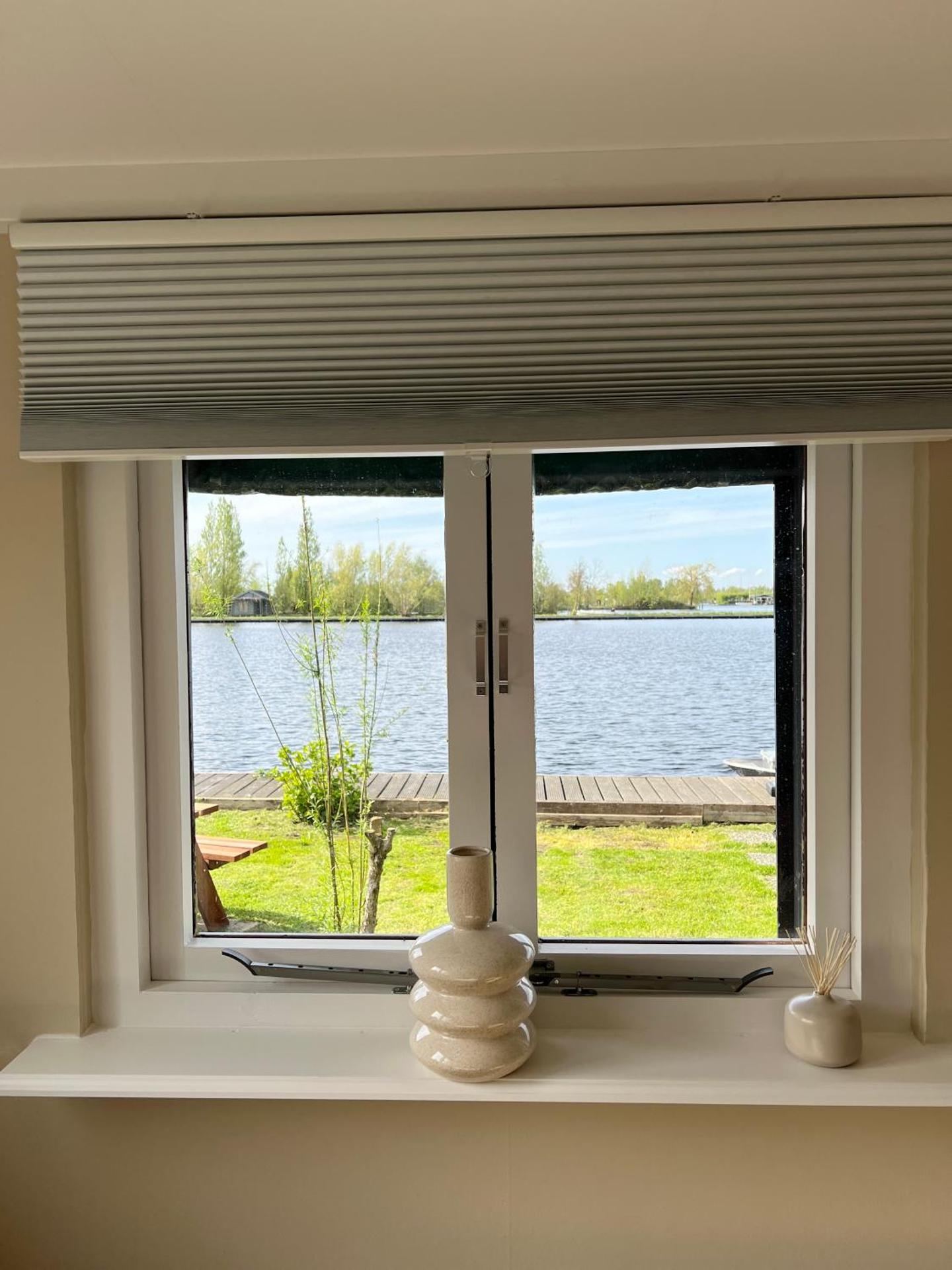 New- The Cabana- With Sauna and Hot Tub, on a lake near Amsterdam