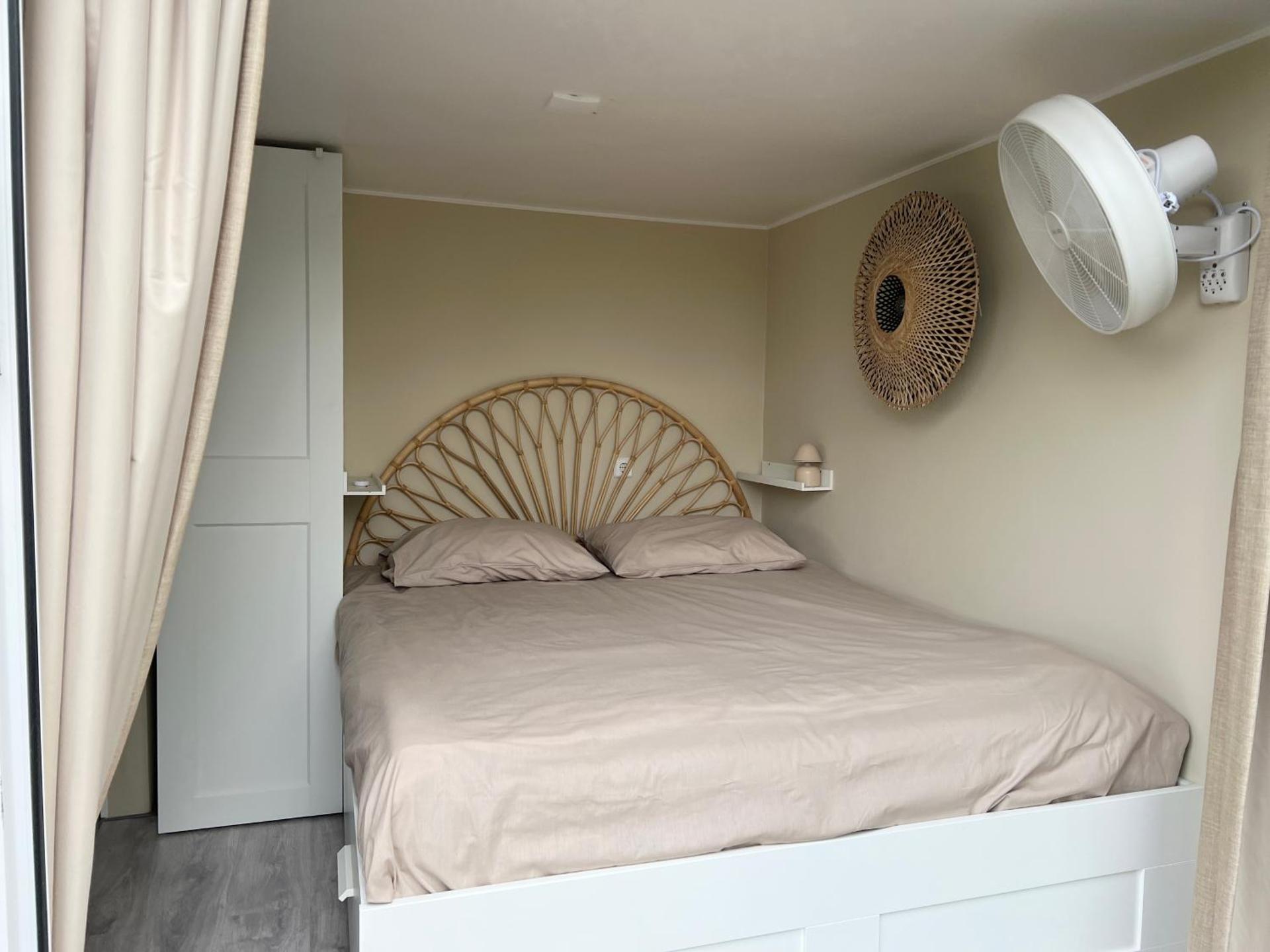 New- The Cabana- With Sauna and Hot Tub, on a lake near Amsterdam