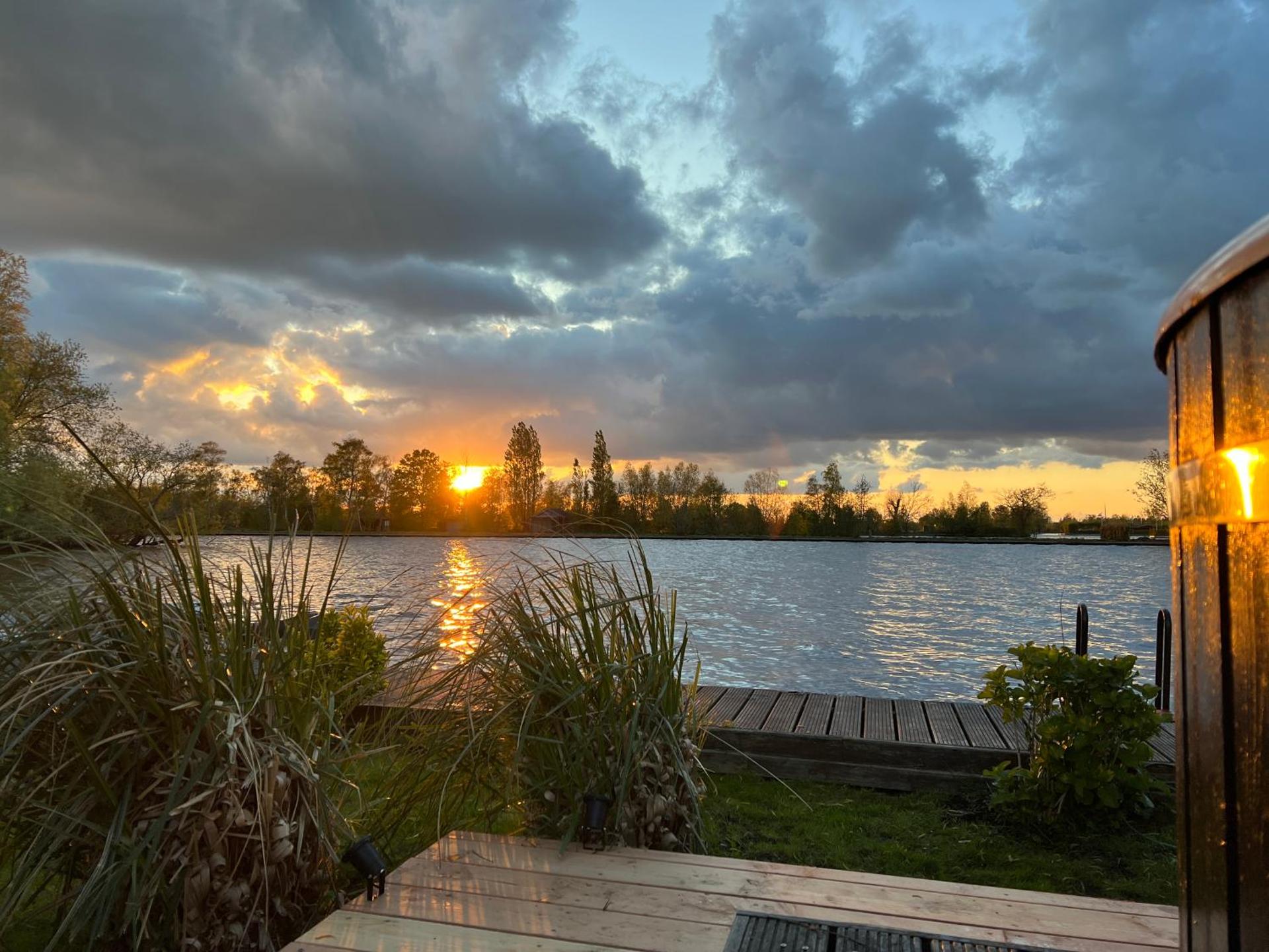 New- The Cabana- With Sauna and Hot Tub, on a lake near Amsterdam