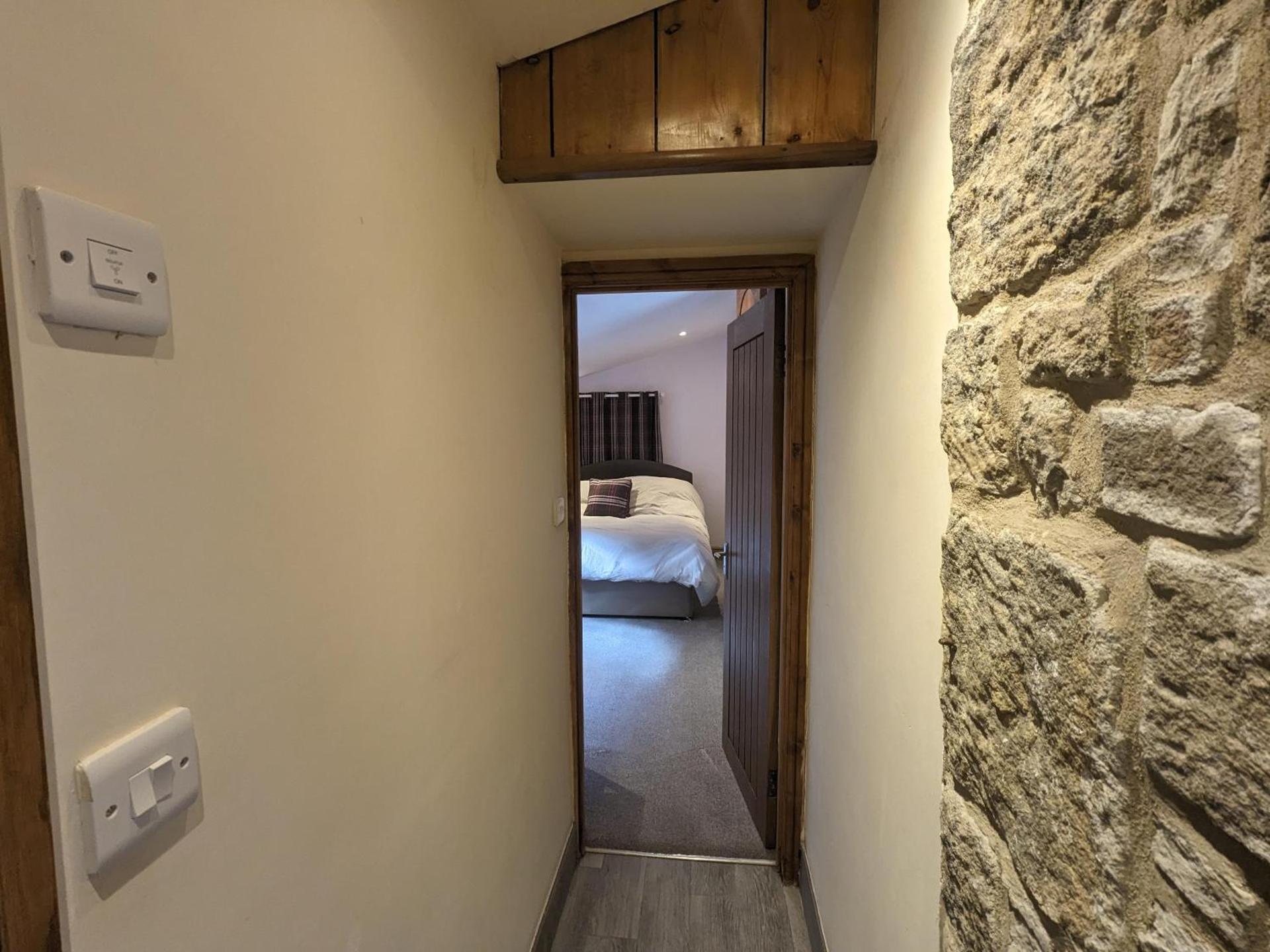 Cozy Cottage Close to Haworth Sleeps 2 with Garden