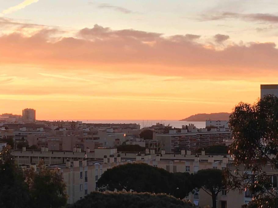 Appartement contemporain, balcon avec aperçu mer
