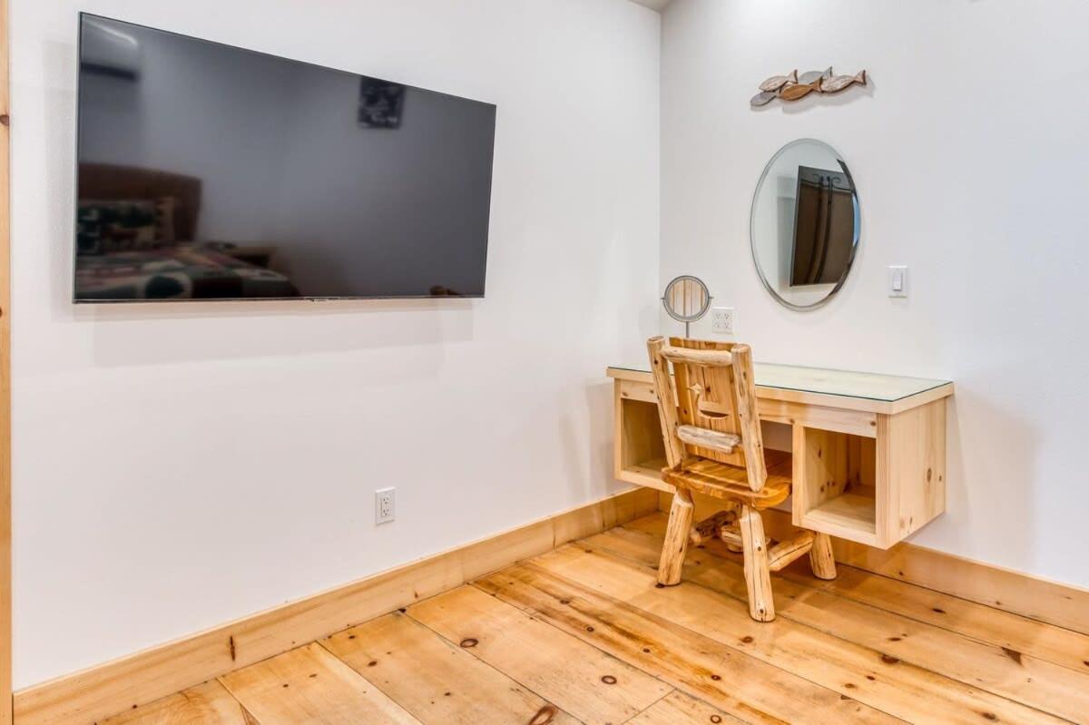 #4 Cottage Like Suite with Private Hot Tub