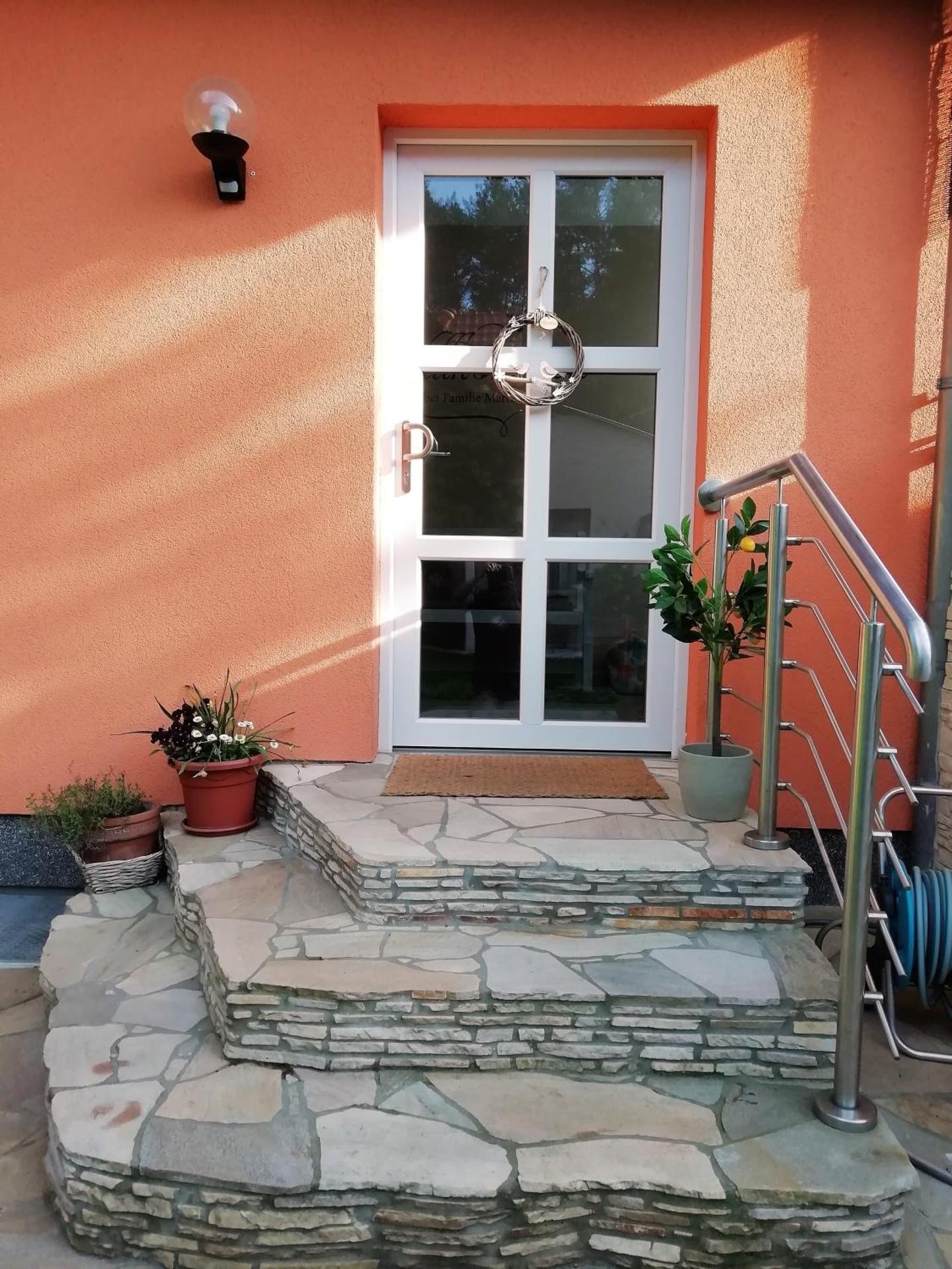 Ferienwohnung Am Waldesrand - Garten, Terrasse, Grill, Luftkühler, Massagesessel, Kinderspielecke, Spielekonsole