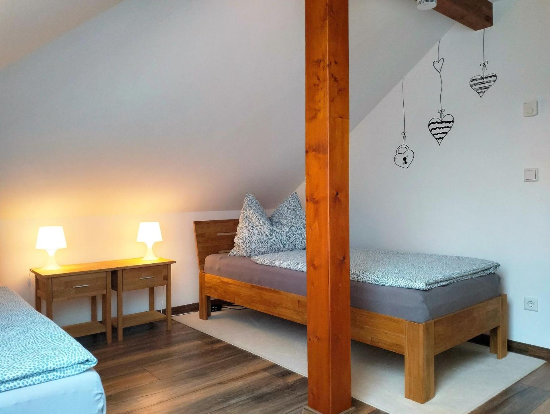 Ferienwohnung Am Waldesrand - Garten, Terrasse, Grill, Luftkühler, Massagesessel, Kinderspielecke, Spielekonsole