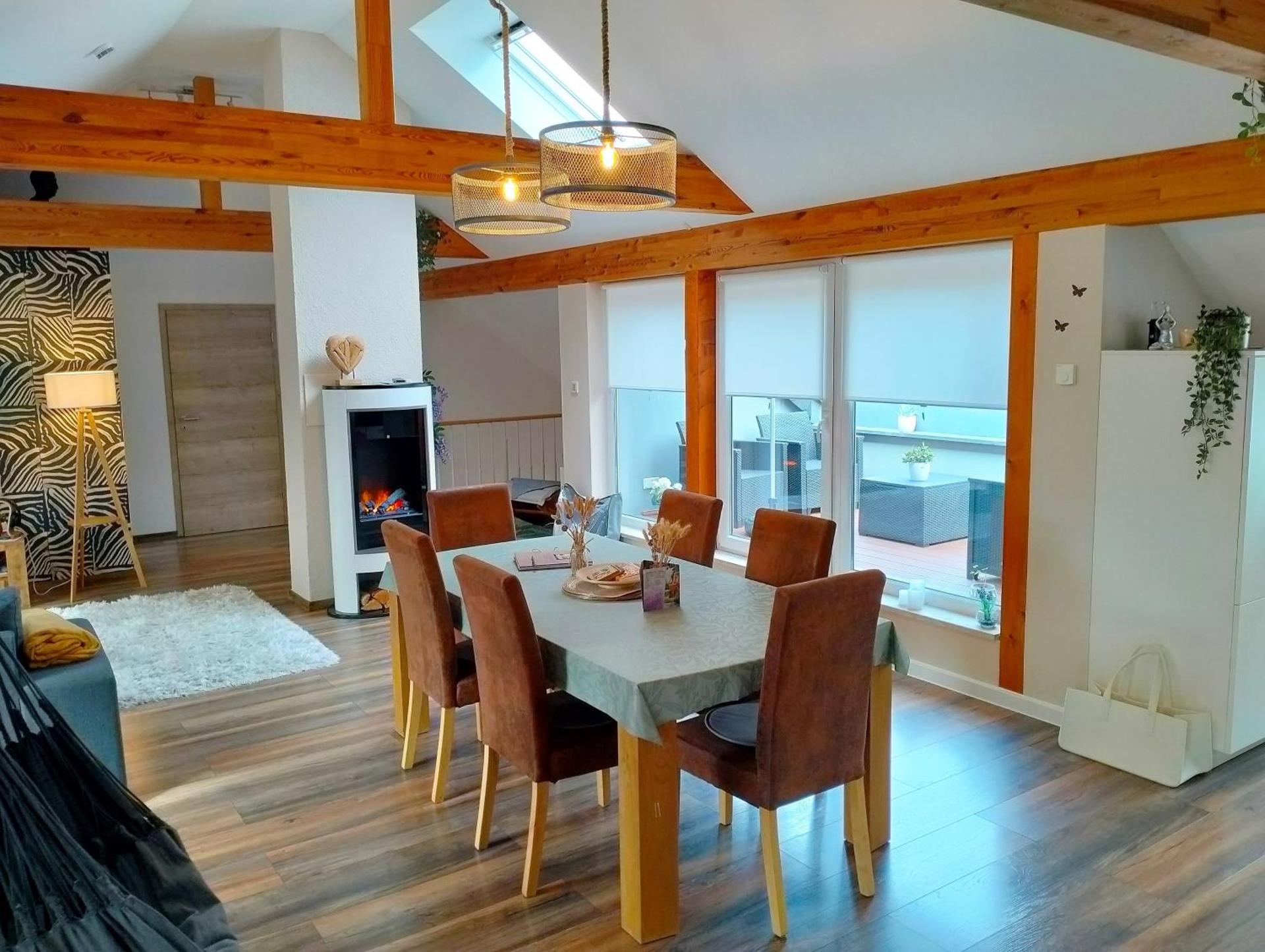 Ferienwohnung Am Waldesrand - Garten, Terrasse, Grill, Luftkühler, Massagesessel, Kinderspielecke, Spielekonsole