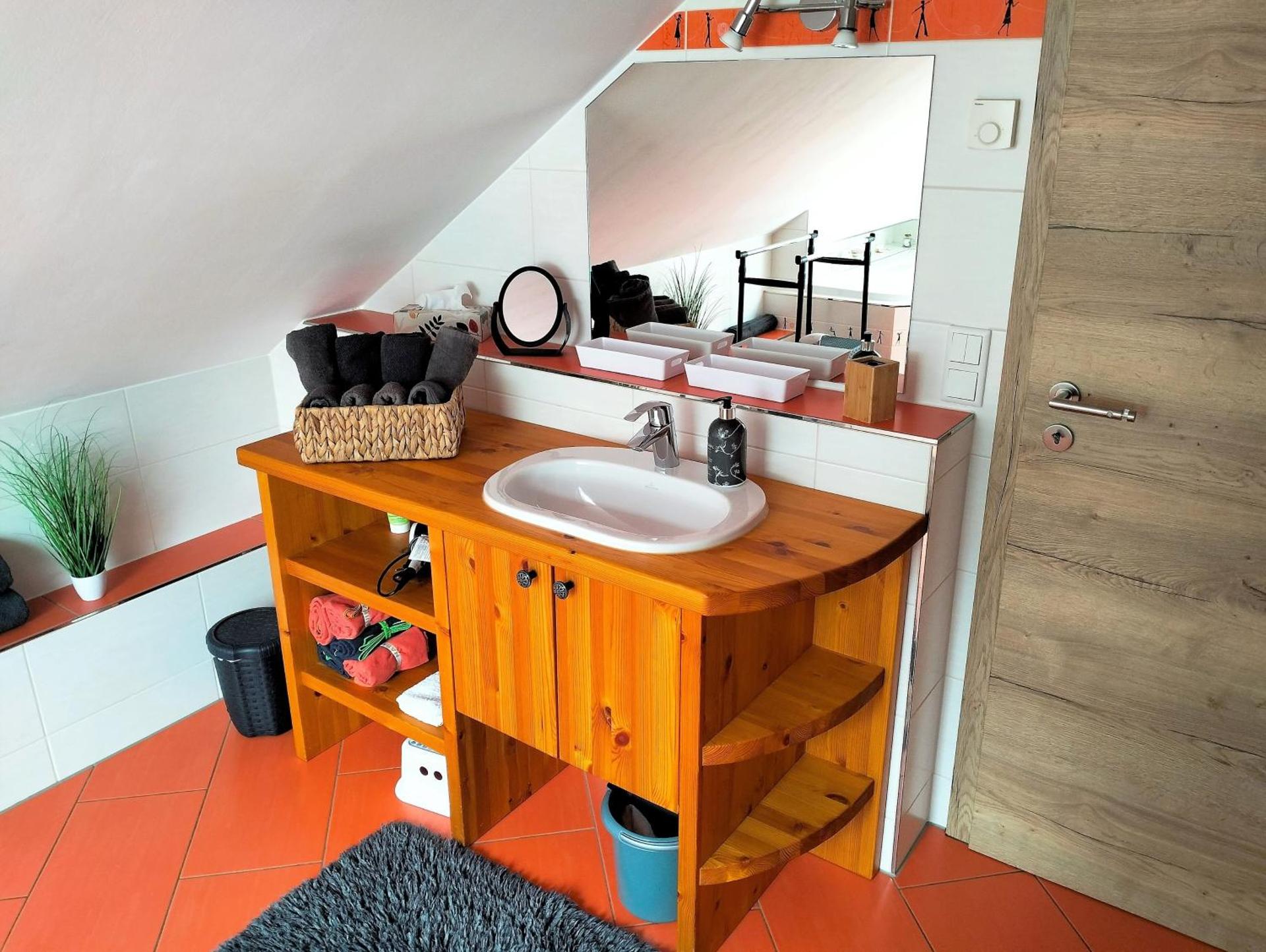 Ferienwohnung Am Waldesrand - Garten, Terrasse, Grill, Luftkühler, Massagesessel, Kinderspielecke, Spielekonsole