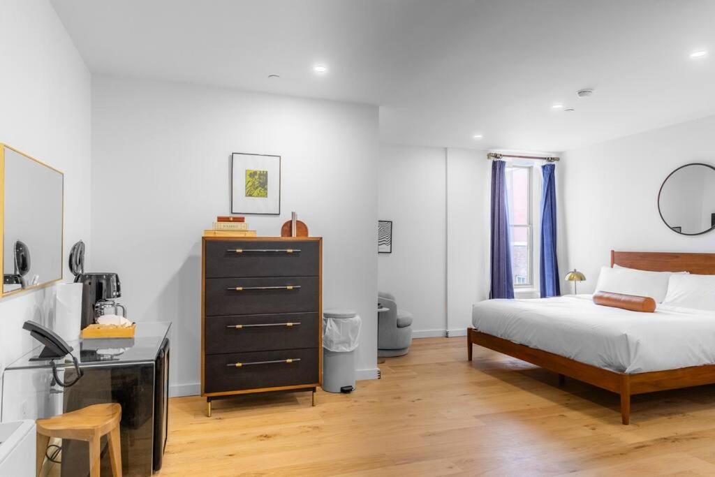 King Bed, Historic DTWN Hotel, Coffee Shop, Room # 202