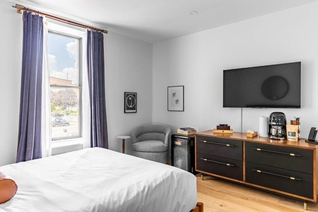 DTWN Bangor, Historic Bldg, Fast Wi-Fi, 50 in TV, Room # 204