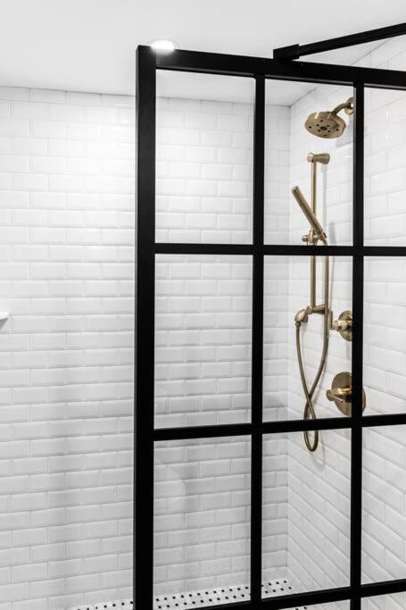 DTWN Bangor, Historic Bldg, Fast Wi-Fi, 50 in TV, Room # 204