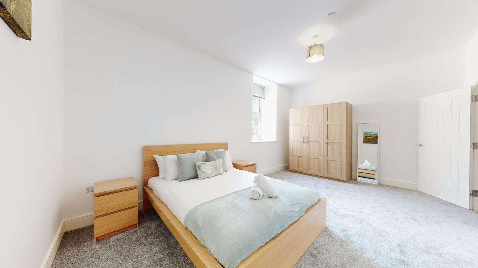 Spacious three bedroom apartment with Valley views