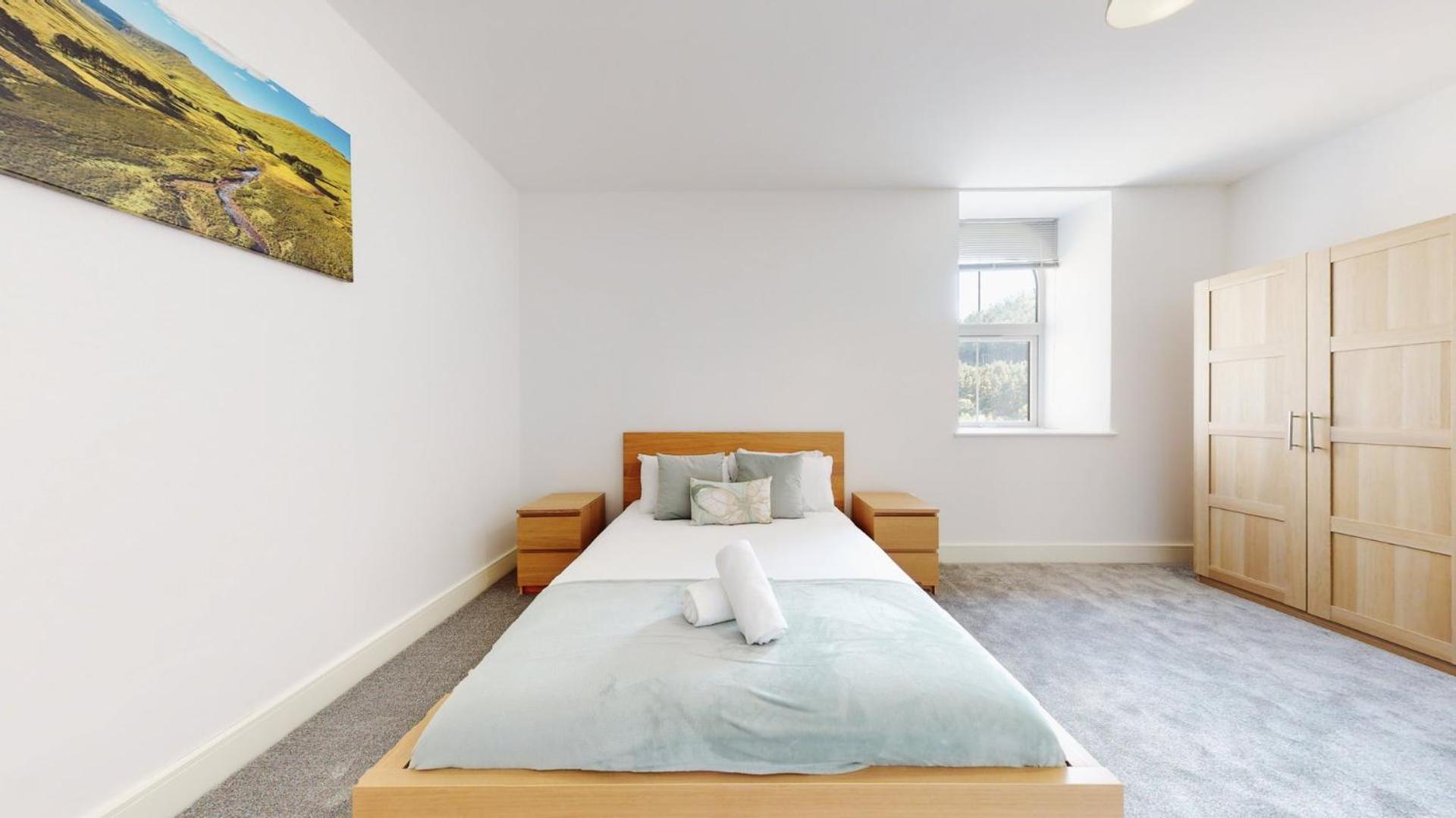 Spacious three bedroom apartment with Valley views