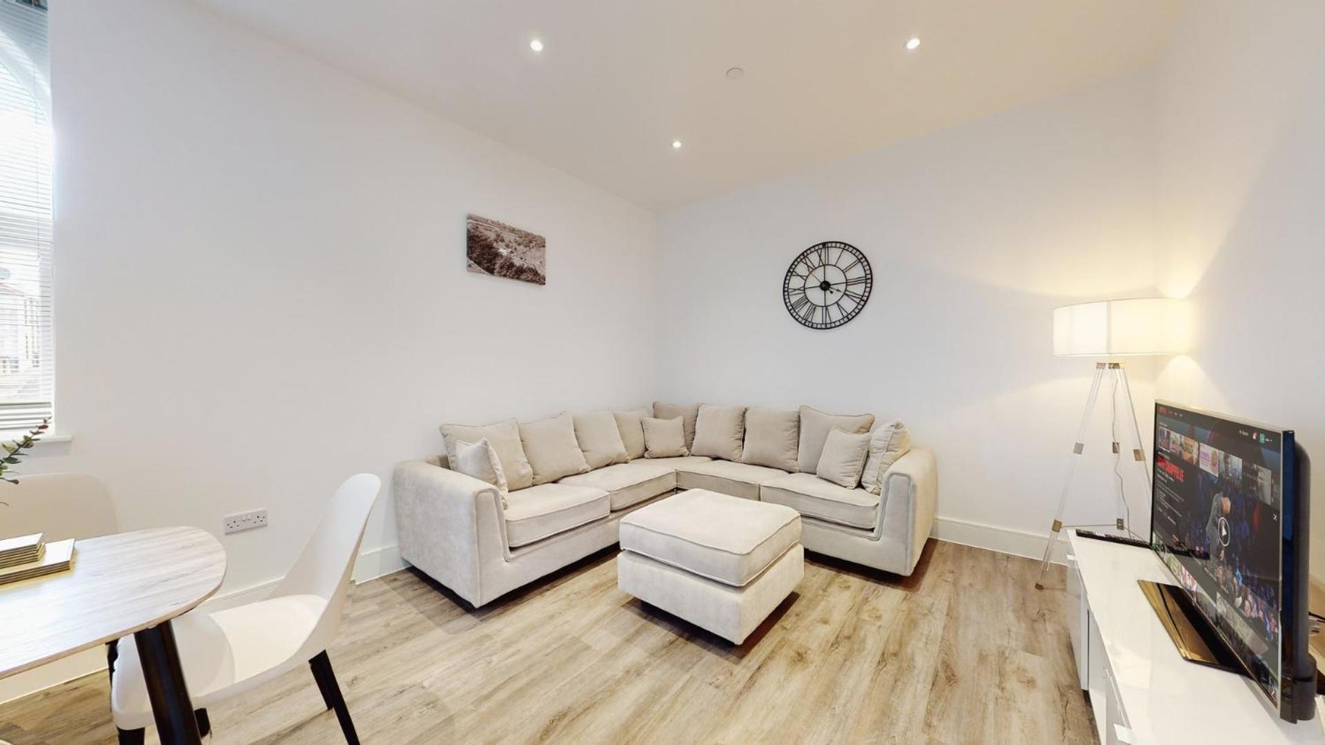 Spacious three bedroom apartment with Valley views