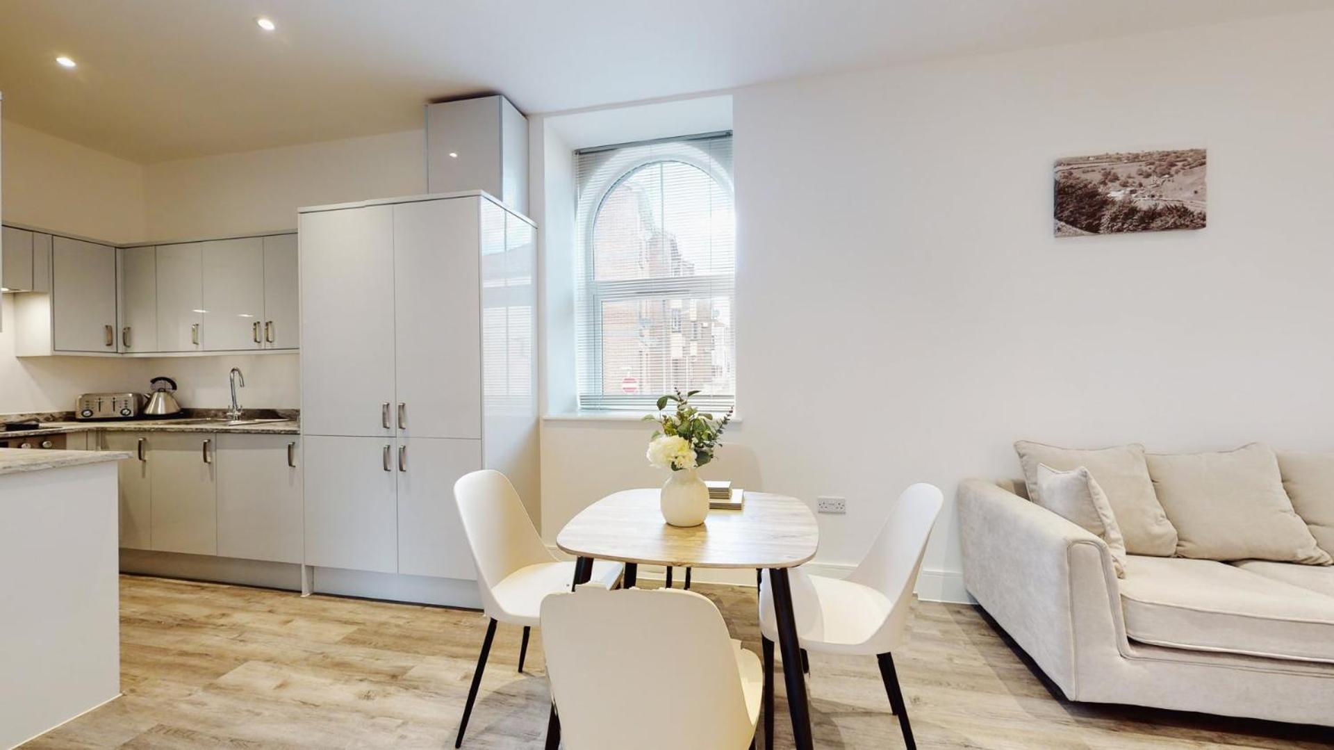 Spacious three bedroom apartment with Valley views