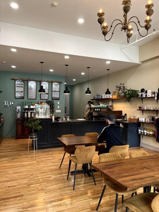 Historic Hotel, Heart of Bangor, Fiber Wi-Fi, Roku TV, Room # 206