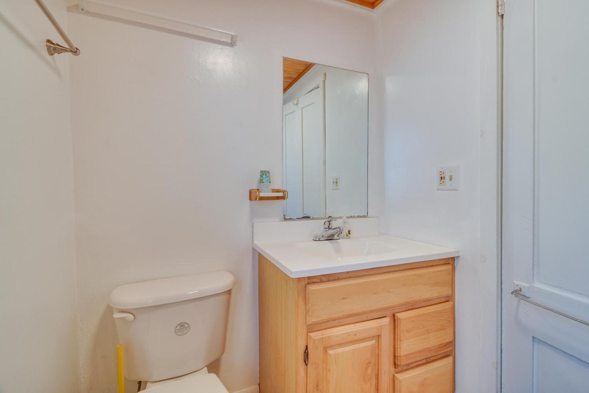 Oakland Apt on Messalonskee Lake with Dock Access!