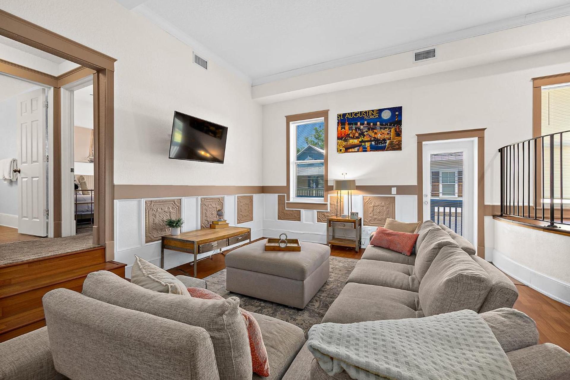 The Ray - 2nd Floor Historic Condo- Minutes Walk to Downtown