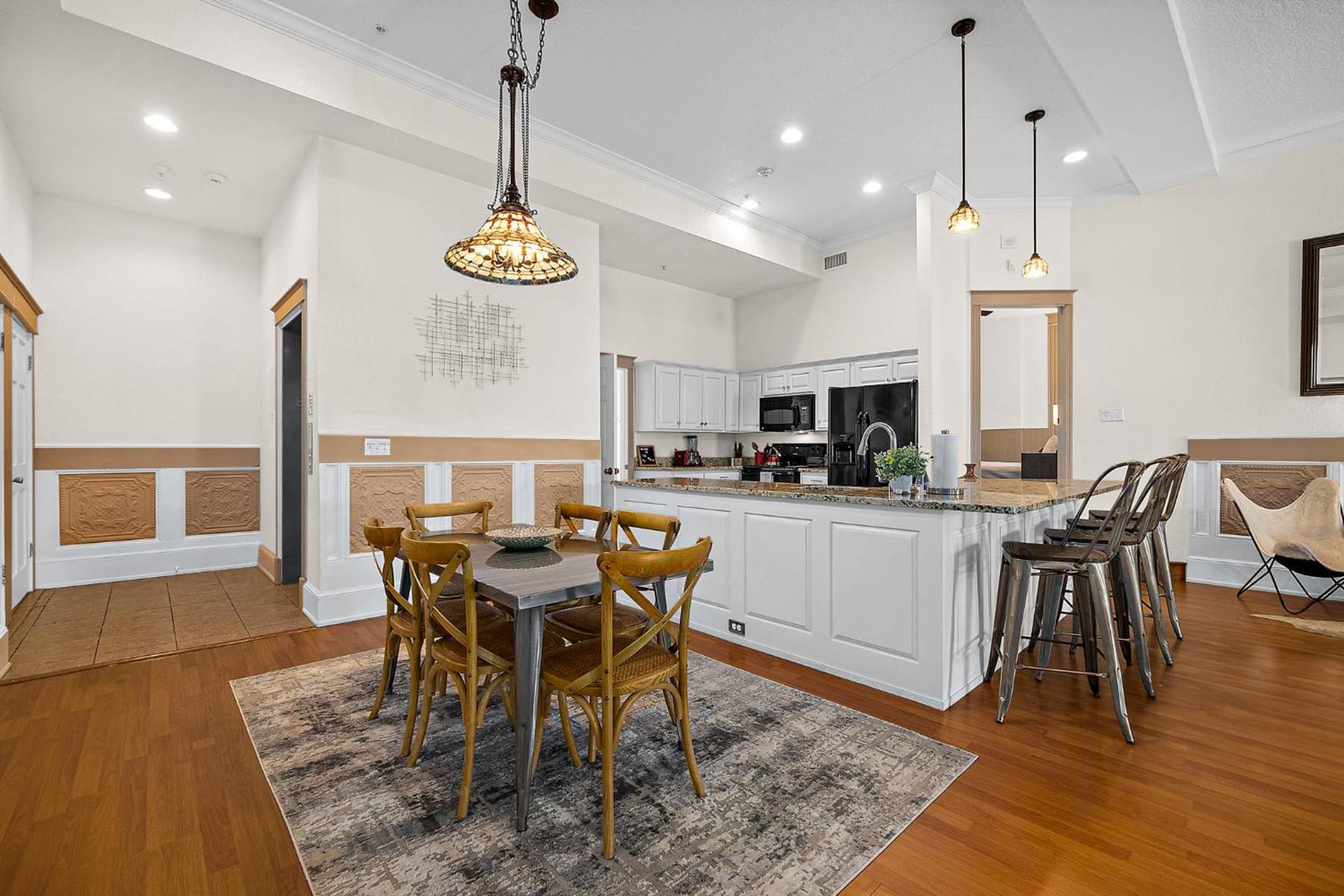 The Ray - 2nd Floor Historic Condo- Minutes Walk to Downtown