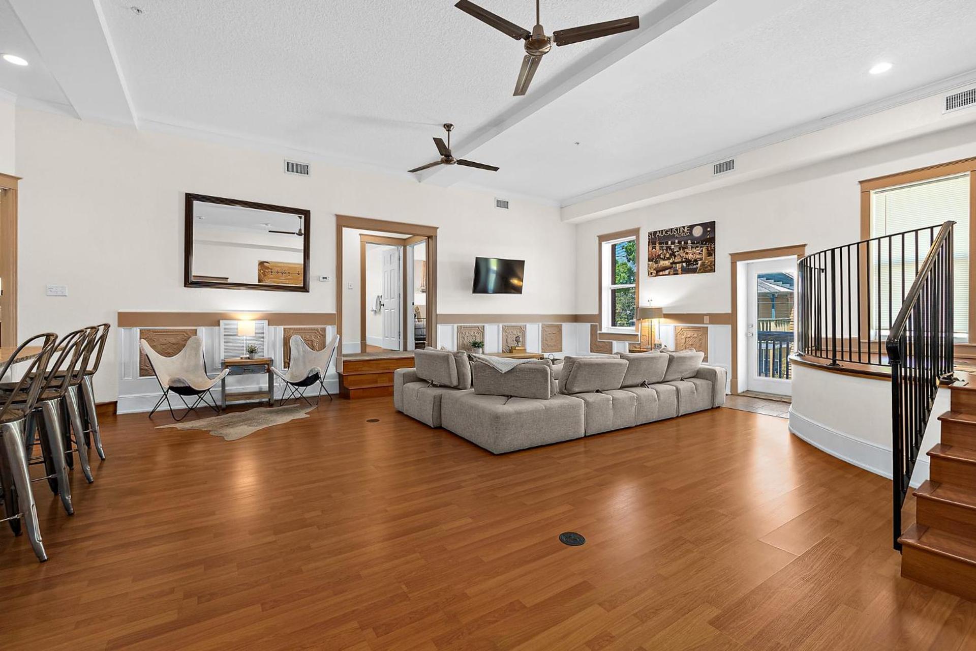 The Ray - 2nd Floor Historic Condo- Minutes Walk to Downtown