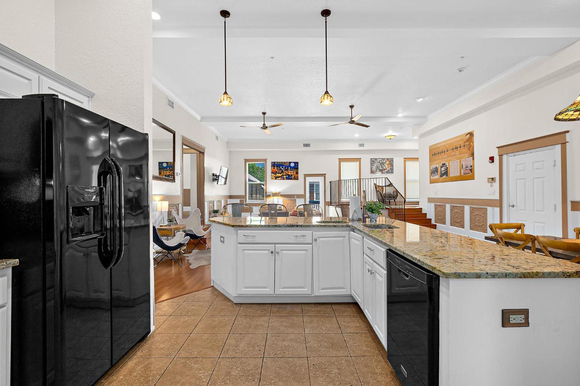 The Ray - 2nd Floor Historic Condo- Minutes Walk to Downtown